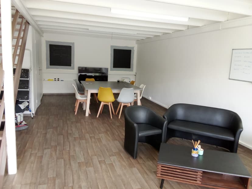 Vue d'ensemble de la salle de formation et de son coin détente